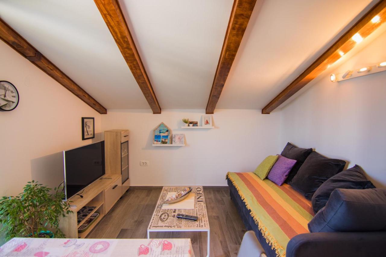 Apartmani Mario Malinska Exterior photo